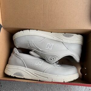 NEW New Balance 811 Walking Shoes Women’s 7.5 2E Wide Gray White Lace Sneakers